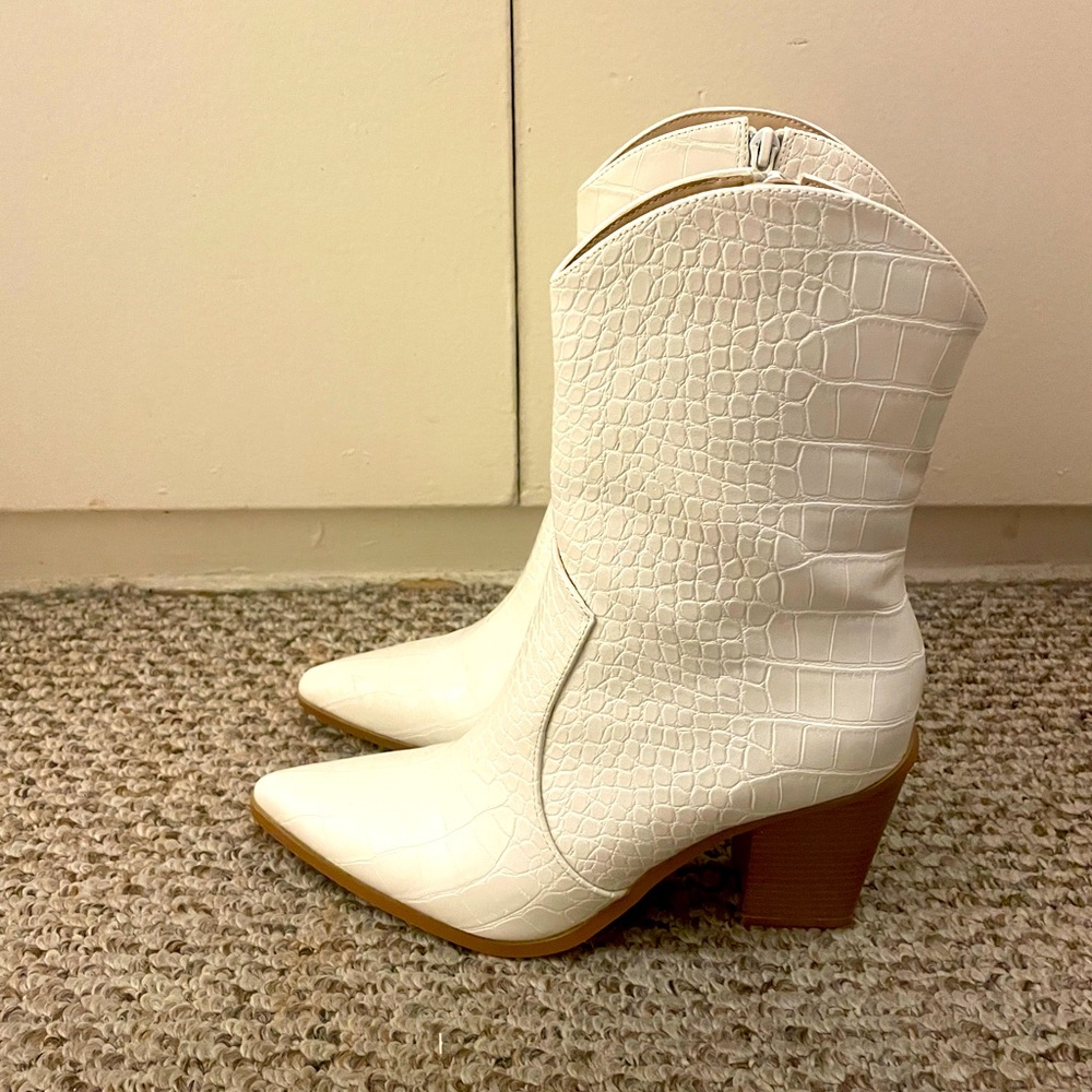 Glamorous western ankle boots in cream